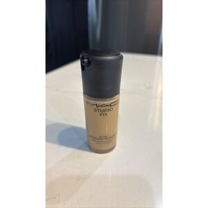 MAC Studio Fix Fluid SPF 15 24HR Matte Foundation Oil Control 1oz NC40